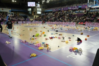Lluvia de peluches en el descanso.