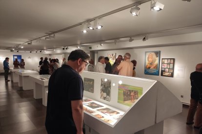 Un hombre contempla parte del material expuesto, durante la inauguración.