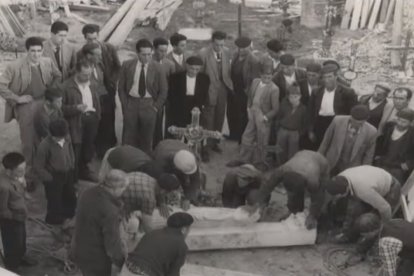Una imagen de los trabajos en la iglesia de San Martín de Fuentidueña, en la España de los cincuenta, cuyo ábside fue enviado al Metropolitan.  MET