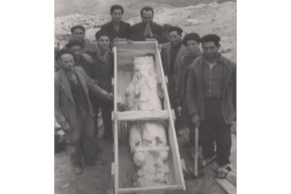 Un grupo posa junto a una escultura del templo desmontado de Fuentidueña. |  MET
