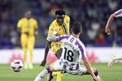 Addai quiebra a SergioEscudero. / LALIGA