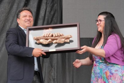 El pregonero Eusebio Sacristán y la alcaldesa Clara Eufemia Rivera en la Fiesta del Verdejo de La Seca.- J.M. LOSTAU
