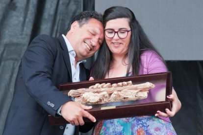 El pregonero Eusebio Sacristán y la alcaldesa Clara Eufemia Rivera en la Fiesta del Verdejo de La Seca.- J.M. LOSTAU