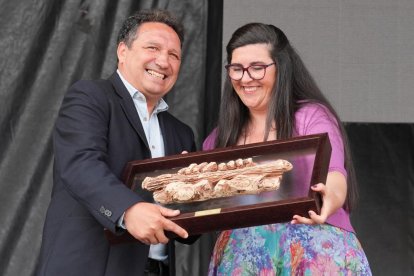 El pregonero Eusebio Sacristán y la alcaldesa Clara Eufemia Rivera en la Fiesta del Verdejo de La Seca.- J.M. LOSTAU
