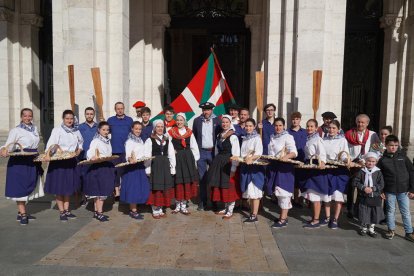 Fotos del aurresku en la plaza Mayor de Valladolid bailado ante Óscar Puente. E. M.