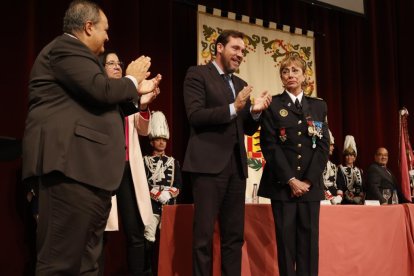 Óscar Puente y Julia González,  intendente jefa, durante la celebración del Día de la Policía Municipal. -PHOTOGENIC