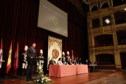 Óscar Puente interviene en la celebración del Día de la Policía Municipal, en el Teatro Calderón. -PHOTOGENIC