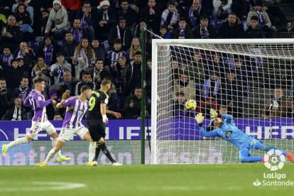 Benzema dispara para hacer el 0-2 en Zorrilla. / LA LIGA