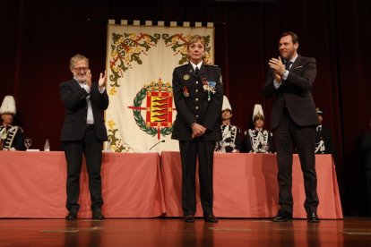 La intendente jefa Julia González recibe una ovación entre medias de Manuel Saravia y Óscar Puente en la celebración del Día de la Policía Municipal. -PHOTOGENIC