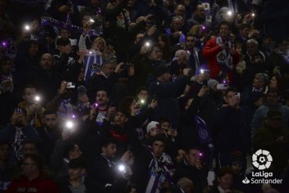 Juego de luces moradas en las gradas de Zorrilla. / LA LIGA