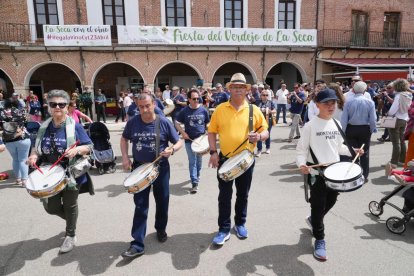 Concentración de Dulzaineros en la Fiesta del Verdejo en La Seca.- J.M. LOSTAU