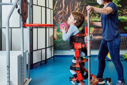 El pequeño Álvaro con el exoesqueleto pediátrico de Marsi Bionics.- E.M.