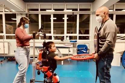 El pequeño Víctor con el exoesqueleto que le permite caminar en terapia en una imagen de archivo. E. M.