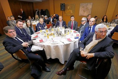 Luis Mayora (Down Cyl), Francisco Sardón y Marta Álvarez (Predif), Daniel Duque (EAPN),  Evelio Angulo (UGT), David Esteban (Cecale), Ricardo Álvarez (ONCE), Jesús Martínez  y José María Ibáñez (FEACEM).