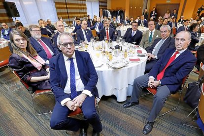 José A. Martínez (Ayto. Valladolid), Ángela de Miguel (CVE), Santiago Aparicio (Cecale), Antonio Gato (Ayto. Valladolid), Víctor Alonso (Dip. Valladolid), Jesús Presa (Renault), José L. Martínez (ONCE), Ignacio Tremiño (Congreso), Ignacio Babé (Club Excelencia Gestión) y José A. Arias (El Mundo).
