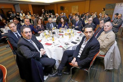 José Rivas, subinspector general del Ejército de Tierra; Germán Barrios, presidente del Consejo Económico y Social; José Manuel Ruiz, director de recursos humanos de Groupe Renault; Arancha Casado, presidenta del consejo territorial de la ONCE en Castilla y León; Felipe Ramos, subdirector de El Mundo de Castilla y León; Arenales Serrano, senadora del Partido Popular; Javier Rodríguez, vicrrector de la UEMC; Luis Antonio Gómez, subdelegado del Gobierno en Valladolid; Pablo Trillo, delegado territorial de la Junta en Valladolid; Faustino Temprano, secretario general de UGTen Castilla y León; y  Vicente Andrés Granado, secretario general de CCOO de Castilla y León.