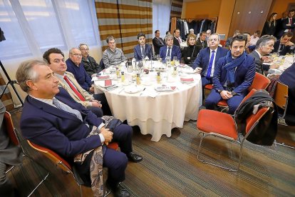 Moises Bocedas (FIATC), José Mª Vega (Unión Consumidores), David Vallejo (áreas vending), Jesús Ángel Pérez (Unión Consumidores), Claudio Congosto (ONCE), Ignacio Antolín (Iberdrola), Arturo Pinto (Del.Gobierno), Marian Martín (La 8). Miguel Ángel González y Álvaro Becedas (Mutua Activa)