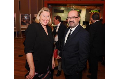 La consejera de Familia e Igualdad de Oportunidades, Isabel Blanco, junto a Marco Morala, alcalde de Ponferrada, en la gala de los Premios La Posada 2023 de El Mundo de Castilla y León. -PHOTOGENIC