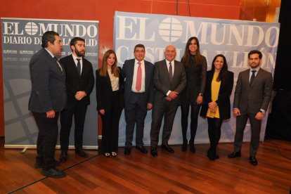 El Equipo de Gobierno del Ayuntamiento de Valladolid representado por el Partido Popular y en centro de la imagen Pablo Lago, director de El Mundo Diario de Castilla y León, en la gala de los Premios La Posada 2023 de El Mundo de Castilla y León. -PHOTOGENIC