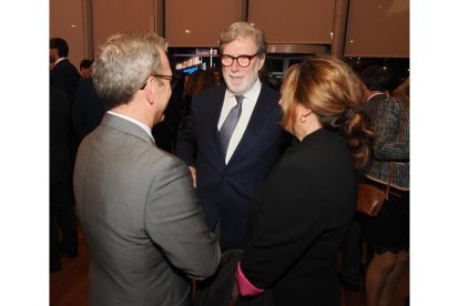 El consejero de Industria, Comercio y Empleo, Mariano Veganzones, conversa con Santiago Aparicio, presidente de CEOE, en la gala de los Premios La Posada 2023 de El Mundo de Castilla y León. -PHOTOGENIC