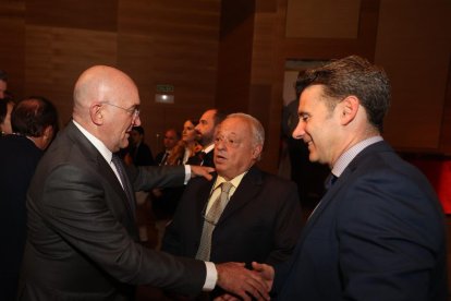 Jesús Julio Carnero, alcalde de Valladolid, saluda a Gonzalo Santonja, consejero de Cultura, y Alberto Navarro, de Caixabank, en la gala de los Premios La Posada 2023 de El Mundo de Castilla y León. -PHOTOGENIC