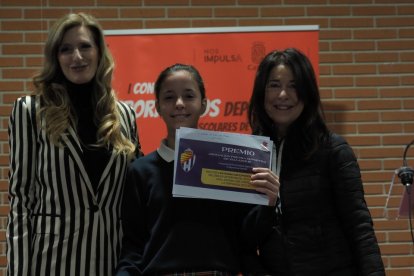 La ganadora del concurso junto a la viceconsejera Mar Sancho. / M. G. EGEA