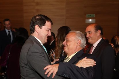 Alfonso Fernández Mañueco, presidente de la Junta de Castilla y León, junto a Gonzalo Santonja, consejero de Cultura, en la gala de los Premios La Posada 2023 de El Mundo de Castilla y León. -PHOTOGENIC