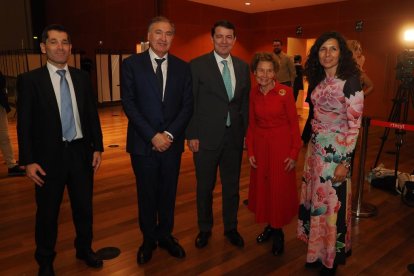 Paco Hevia, Martínez Gabaldón, Alfonso Fernández Mañueco, María Teresa Rodríguez y Lourdes Gullón en la gala de los Premios La Posada 2023 de El Mundo de Castilla y León. -PHOTOGENIC