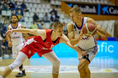 Berg trata de superar a un jugador local. / LOF