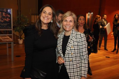 La presidenta de Edigrup, Adriana Ulibarri, y  la directora territorial de CaixaBank en Castilla y León, Belén Martín, en la gala de los Premios La Posada 2023 de El Mundo de Castilla y León. -PHOTOGENIC