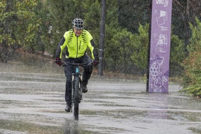 Temporal de lluvia y viento en Valladolid. -PHOTOGENIC