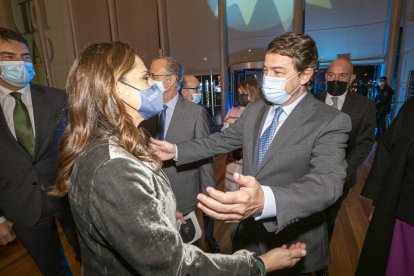 La presidenta de Edigrup, Adriana Ulibarri, y el presidente de la Junta, Alfonso Fernández Mañueco. - PHOTOGENIC