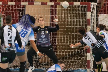 Alicia Robles contribuyó en el triunfo con 13 paradas. / J. M. LOSTAU