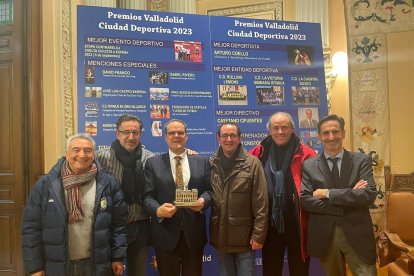 Juan Hernández, primero por la derecha, junto a directivos del Aula en la entrega de los Premios Valladolid ciudad Deportiva. / EL MUNDO