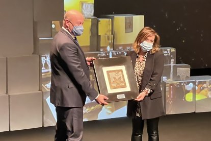 Luis Calderón Nájera, vicepresidente de la Diputación de Palencia, hace entrega del Premio al Mejor Proyecto  de Palencia a Rosa Marta Payo Gutiérrez, tercera generación del restaurante.