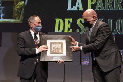 Jesús Julio Carnero, Consejero de Agricultura, Ganadería y Desarrollo Rural de la Junta CyL, entrega el Premio al Mejor Restaurante a Agustín Lorenzo Sanz, propietario de La Parrilla de San Lorenzo.