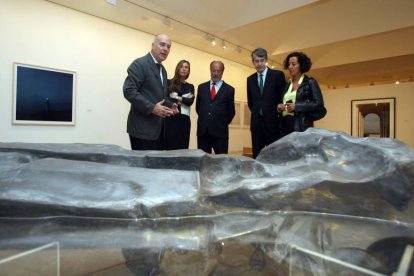 El comisario de la muestra, Javier González de Durana; la directora del Museo Patio Herreriano, Cristina Fontaneda; el alcalde Francisco Javier León de la Riva; el director de Recursos Corporativos de Iberdrola, Fernando Bécker, y la concejala de Cultura, Mercedes Cantalapiedra, observan una obra de Asier Mendizábal en la muestra 'La piel traslúcida'
