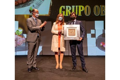 Luis Fuentes, pte. de las Cortes de CyL y Virginia Barcones, Delegada del Gobierno en CyL, entregan el Premio a la Mejor Empresa Agroalimentaria a Óscar Oblanca Álvarez, vicepte. de Grupo Oblanca.