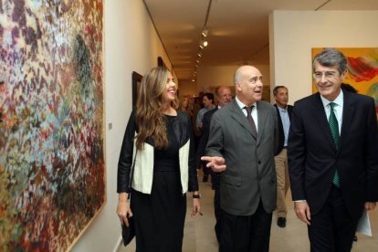 La directora del Museo Patio Herreriano, Cristina Fontaneda; el comisario de la muestra, Javier González de Durana y el director de Recursos Corporativos de Iberdrola, Fernando Bécker, en la muestra 'La piel traslúcida'