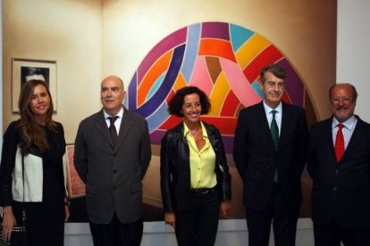 La directora del Museo Patio Herreriano, Cristina Fontaneda; el comisario de la muestra, Javier González de Durana; la concejala de Cultura, Mercedes Cantalapiedra, el director de Recursos Corporativos de Iberdrola, Fernando Bécker, y el alcalde Francisco Javier León de la Riva
