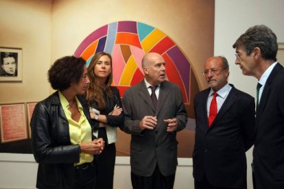 La concejala de Cultura, Mercedes Cantalapiedra; la directora del Museo Patio Herreriano, Cristina Fontaneda; el comisario de la muestra, Javier González de Durana; el director de Recursos Corporativos de Iberdrola, Fernando Bécker, y el alcalde Francisco Javier León de la Riva, frente a una obra de José Ramón Amondarain en la muestra 'La piel traslúcida'