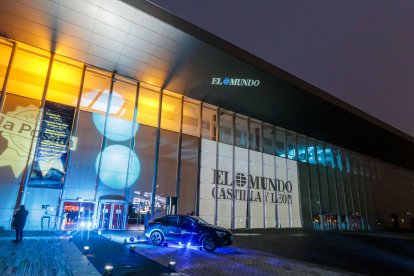 Los vehículos de Renault trasladaban a los premiados de La Posada. J. ÁLVAREZ.