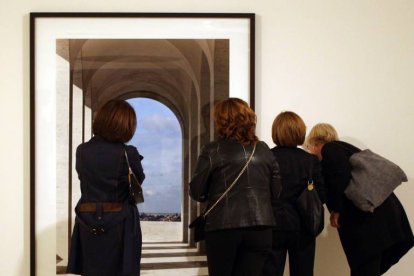 Fotografía de Begoña Zubero en la muestra 'La piel traslúcida' en el Museo Patio Herreriano