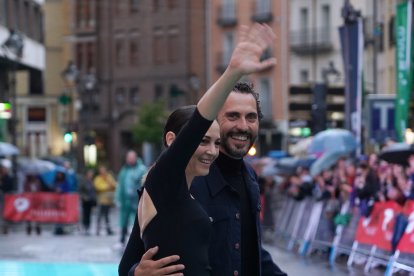 Los actores protagonistas de la película inaugural, 'No mires a los ojos', Leonor Watling y Paco León. ICAL