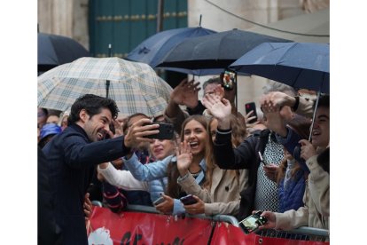 Miguel Ángel Muñuoz se fotografía con el público de Valladolid. ICAL