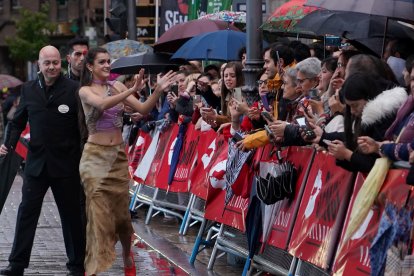 Amaia saluda al público que se congregó enfrente del Teatro Calderón para ver la alfombra verde. ICAL