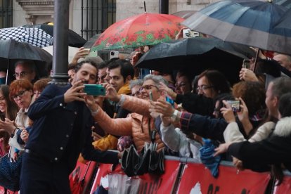 Paco León se fotografía con el público de Valladolid. ICAL