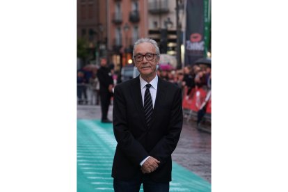 El escritor Juan José Millás en la alfombra verde de la 67 Seminci. ICAL