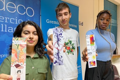 Los jóvenes artistas con sus marcapáginas
