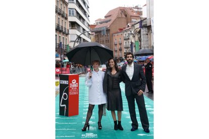 La actriz María Vázquez, el actor Tamar Novas y la directora Ángeles Huerta. ICAL